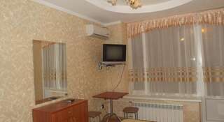 Гостиница Lukomorye Анапа Cемейный номер с отдельной ванной комнатой-1
